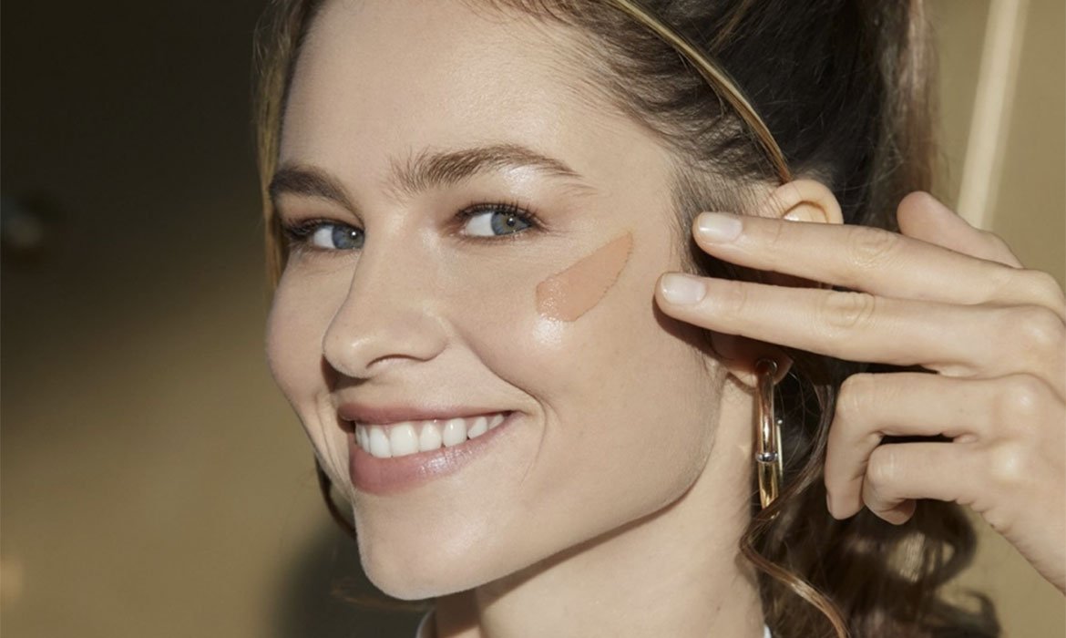 Elige tu tono de maquillaje y juega con el color según la época del año. El fondo líquido (con SPF 25) o los polvos compactos de la gama Infalible de L’Oréal Paris no transfieren, por tanto, ¡no mancharán tu mascarilla!